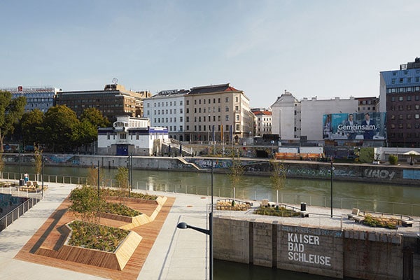 Klar Schiff: die schwimmenden Gärten von Carla Lo Landschaftsarchitektur am Wiener Donaukanal, ein neuer Freiraum für die Stadt Wien.